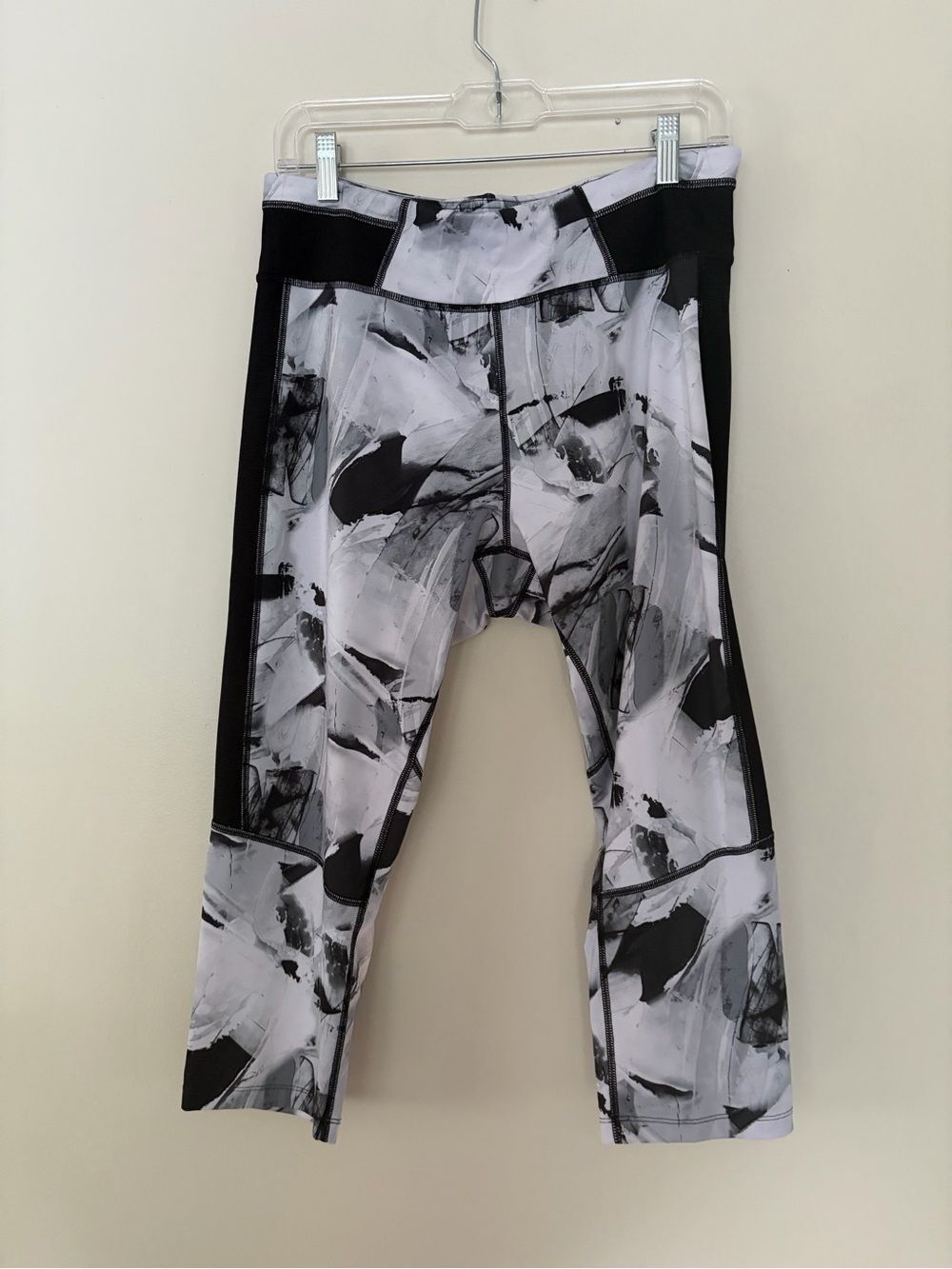 Tek Gear Woman’s Black & White Abstract Print Athletic Capri Leggings